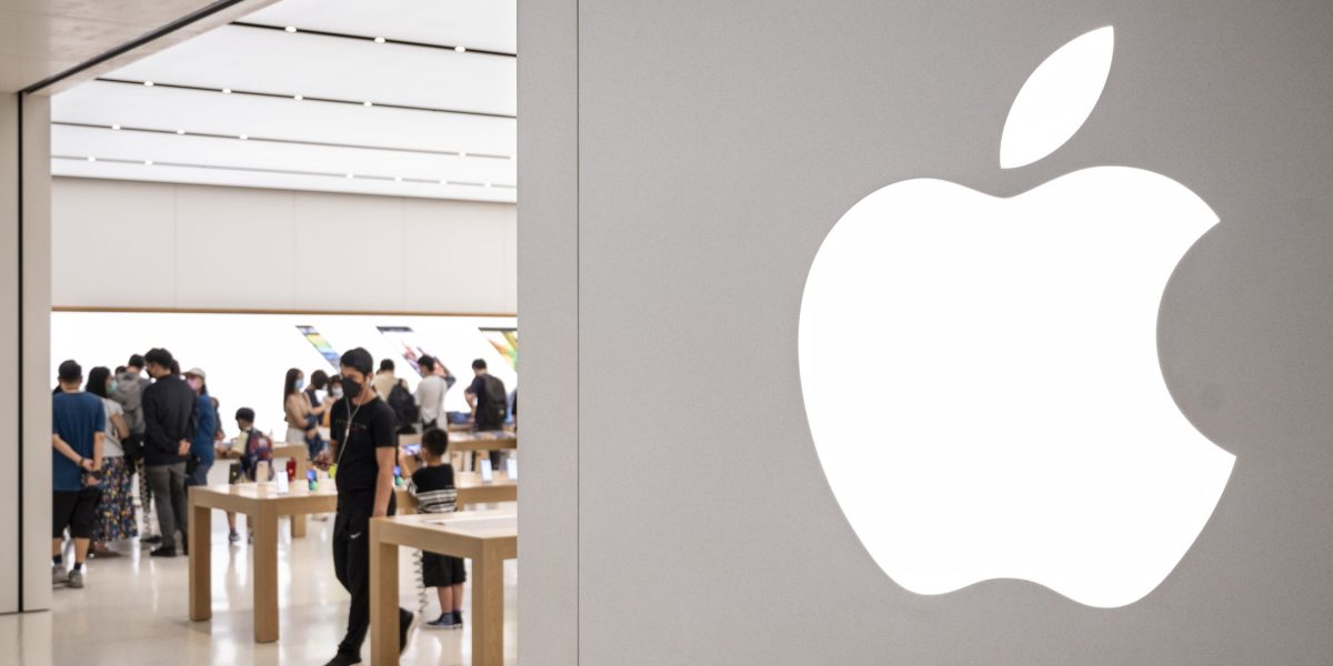 Coinbase says Apple is demanding 30% cut of NFT gas fees before wallet update | Fortune