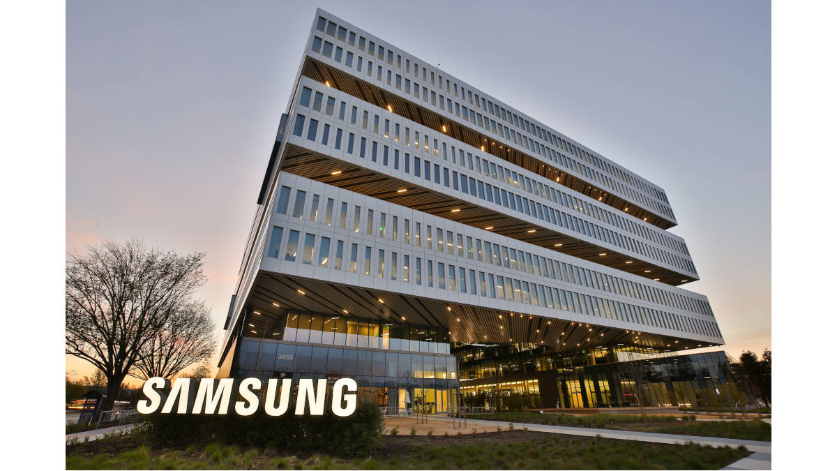 Samsung Accused of Faking Moon Images Using A.I.